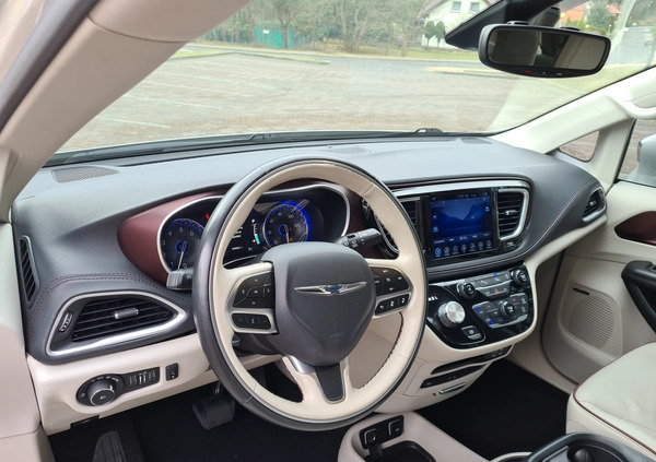 Chrysler Pacifica cena 119000 przebieg: 159000, rok produkcji 2017 z Góra małe 379